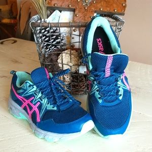 Ladies Sneakers Size 9 1/2 Wide